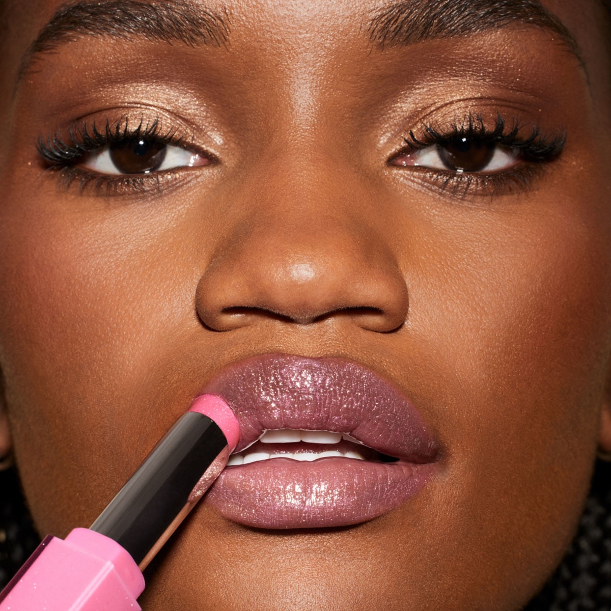 GLOSS BOMB STIX SHIMMER (LABIAL CON ACABADO BRILLOSO)
